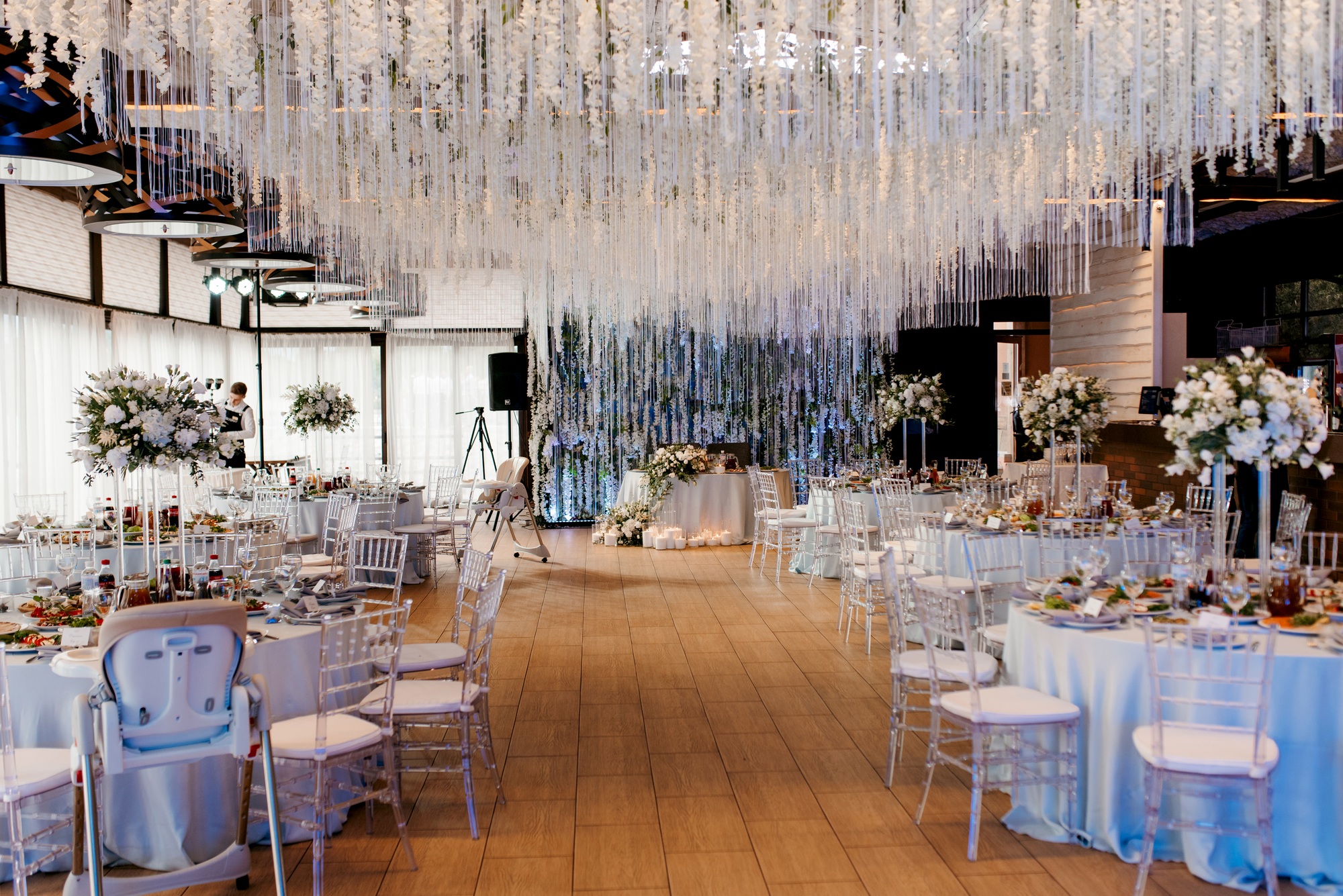 presidium of the newlyweds in the banquet hall green plants